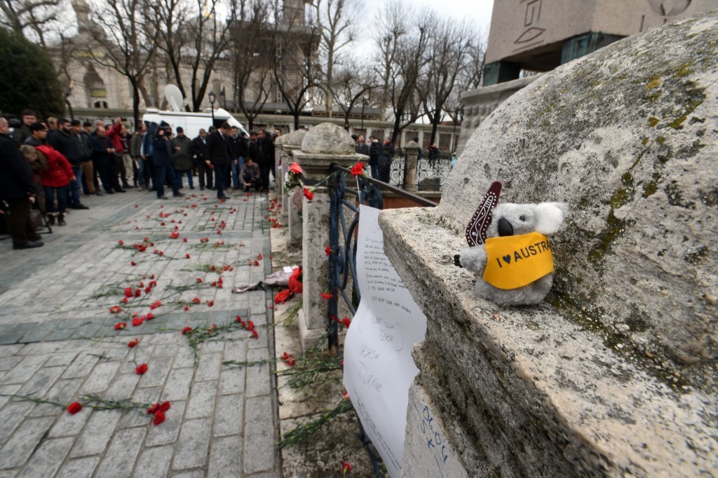 Turistler saldırının yaşandığı Dikilitaş etrafına karanfiller, güller, Alman futbol takımlarının atkilari ve ülkelerine ait semboller bıraktı. 