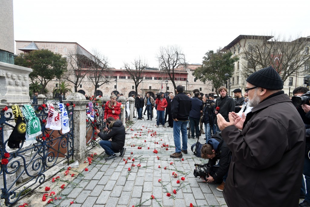 Sultanahmet'teki canlı bomba saldırısında hayatını kaybedenler için bir çok kişi dua etti.