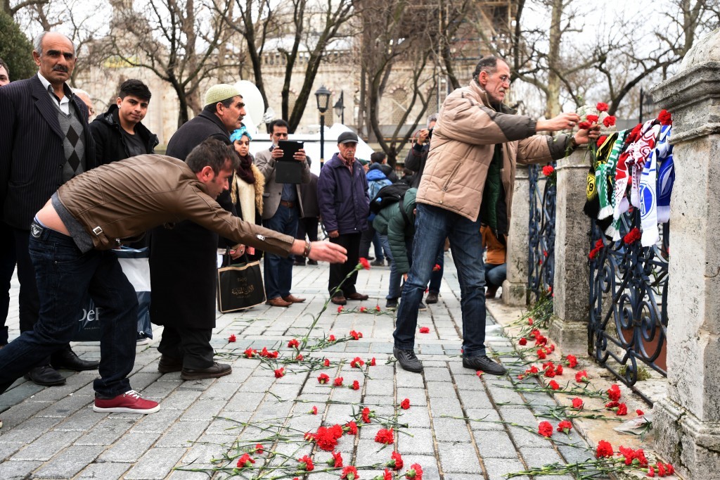 Olay yerine gelenler karanfil bıraktı.