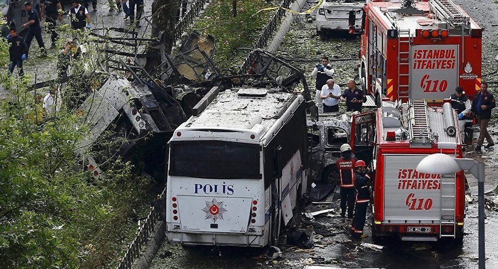 Veznecilerde park halindeki bomba yüklü araç Çevik Kuvvet servisi geçerken teröristlerce uzaktan kumandayla patlatıldı