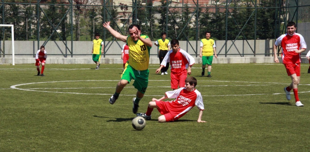 Halı sahada futbol doktorlar tarafından çeşitli zararları nedeniyle eleştiriliyor.