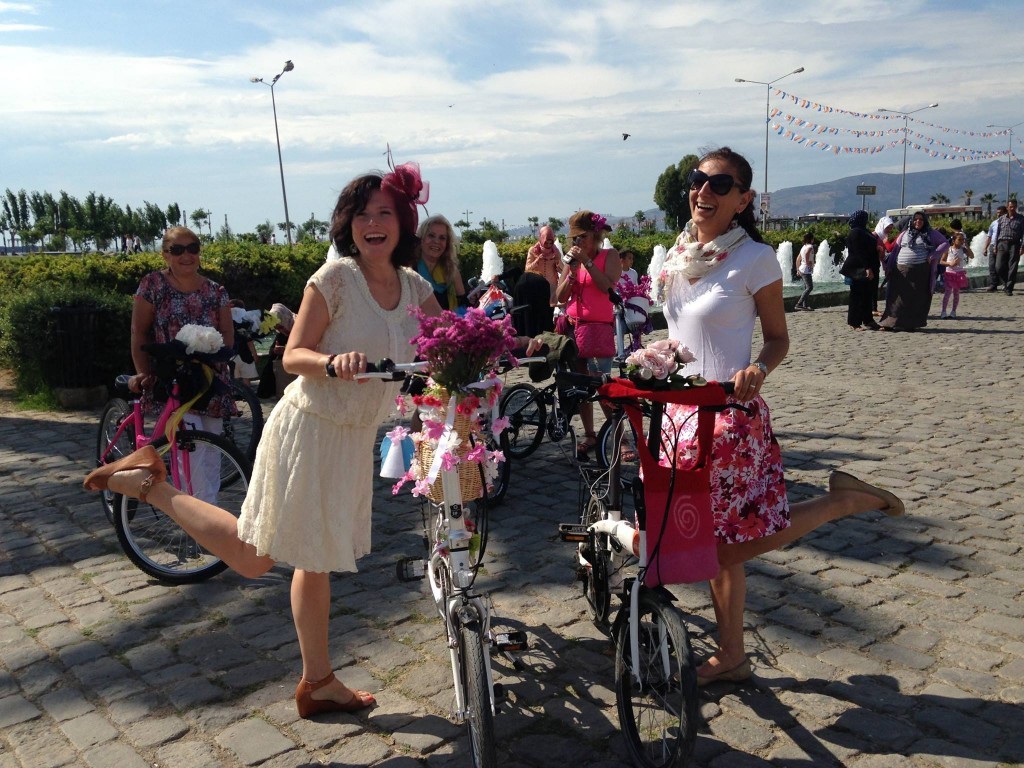 İzmir Süslü ve Bisikletli Kadınlar Grubu