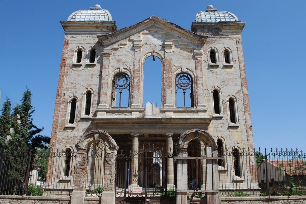 Büyük Sinagog'un ilk halinden sadece dört duvar kalmıştı.