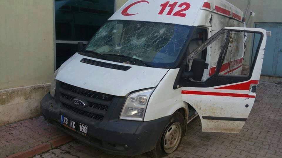 Ambulansın uzun namlulu silah ve roket mermisiyle vurulduğu görüldü